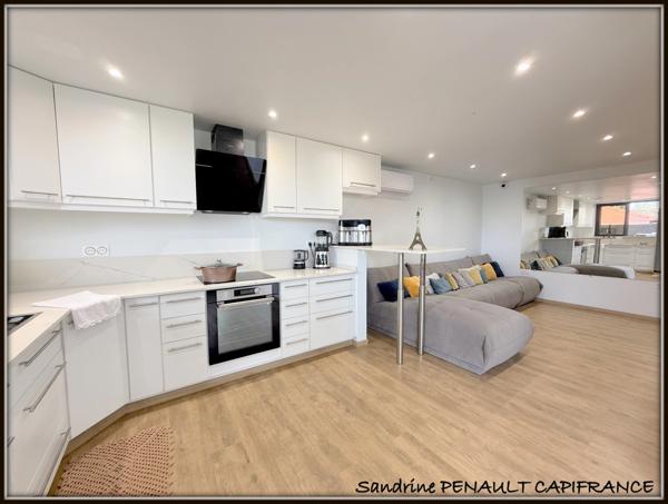 A VENDRE A KOUROU (97310) UNE MAGNIFIQUE VILLA T7 DE 246 m² - AVEC 2 APPARTEMENTS T2 - TERRAIN DE 345 m² - AU PRIX DE 599 000 €.