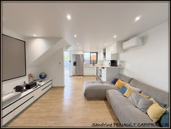 A VENDRE A KOUROU (97310) UNE MAGNIFIQUE VILLA T7 DE 246 m² - AVEC 2 APPARTEMENTS T2 - TERRAIN DE 345 m² - AU PRIX DE 599 000 €.