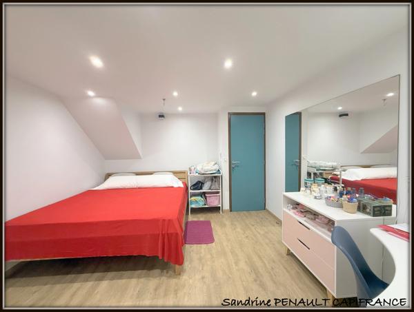 A VENDRE A KOUROU (97310) UNE MAGNIFIQUE VILLA T7 DE 246 m² - AVEC 2 APPARTEMENTS T2 - TERRAIN DE 345 m² - AU PRIX DE 599 000 €.