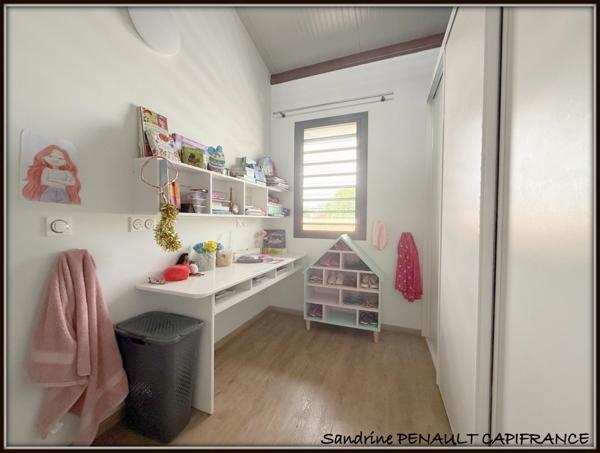 A VENDRE A KOUROU (97310) UNE MAGNIFIQUE VILLA T7 DE 246 m² - AVEC 2 APPARTEMENTS T2 - TERRAIN DE 345 m² - AU PRIX DE 599 000 €.