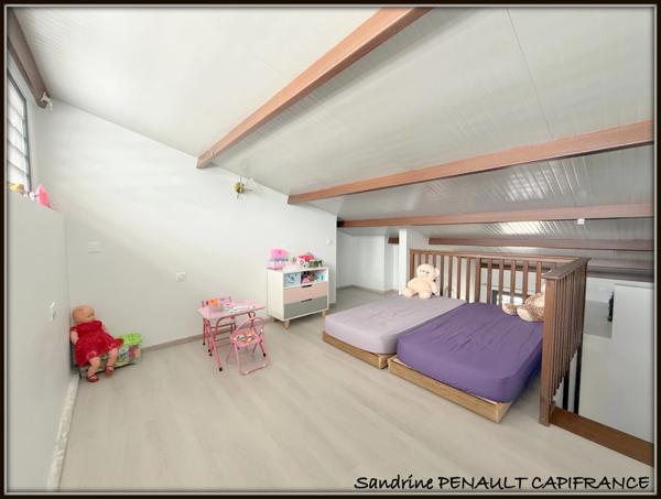 A VENDRE A KOUROU (97310) UNE MAGNIFIQUE VILLA T7 DE 246 m² - AVEC 2 APPARTEMENTS T2 - TERRAIN DE 345 m² - AU PRIX DE 599 000 €.