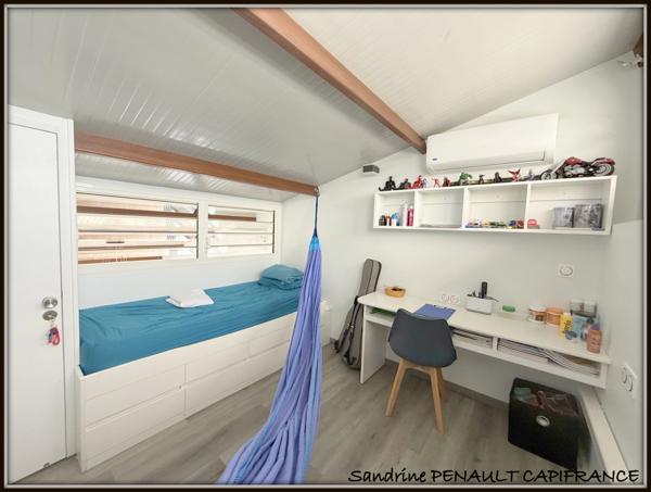 A VENDRE A KOUROU (97310) UNE MAGNIFIQUE VILLA T7 DE 246 m² - AVEC 2 APPARTEMENTS T2 - TERRAIN DE 345 m² - AU PRIX DE 599 000 €.