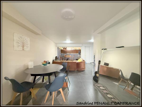 A VENDRE A KOUROU (97310) UNE MAGNIFIQUE VILLA T7 DE 246 m² - AVEC 2 APPARTEMENTS T2 - TERRAIN DE 345 m² - AU PRIX DE 599 000 €.