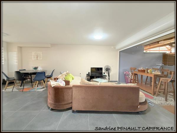 A VENDRE A KOUROU (97310) UNE MAGNIFIQUE VILLA T7 DE 246 m² - AVEC 2 APPARTEMENTS T2 - TERRAIN DE 345 m² - AU PRIX DE 599 000 €.