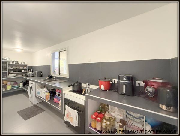 A VENDRE A KOUROU (97310) UNE MAGNIFIQUE VILLA T7 DE 246 m² - AVEC 2 APPARTEMENTS T2 - TERRAIN DE 345 m² - AU PRIX DE 599 000 €.