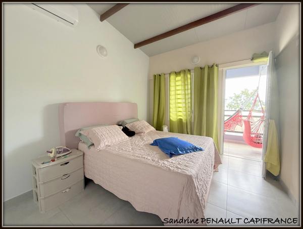 A VENDRE A KOUROU (97310) UNE MAGNIFIQUE VILLA T7 DE 246 m² - AVEC 2 APPARTEMENTS T2 - TERRAIN DE 345 m² - AU PRIX DE 599 000 €.