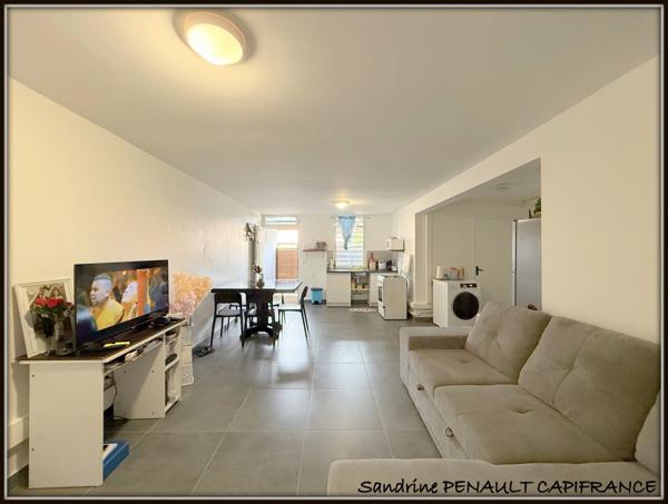 A VENDRE A KOUROU (97310) UNE MAGNIFIQUE VILLA T7 DE 246 m² - AVEC 2 APPARTEMENTS T2 - TERRAIN DE 345 m² - AU PRIX DE 599 000 €.