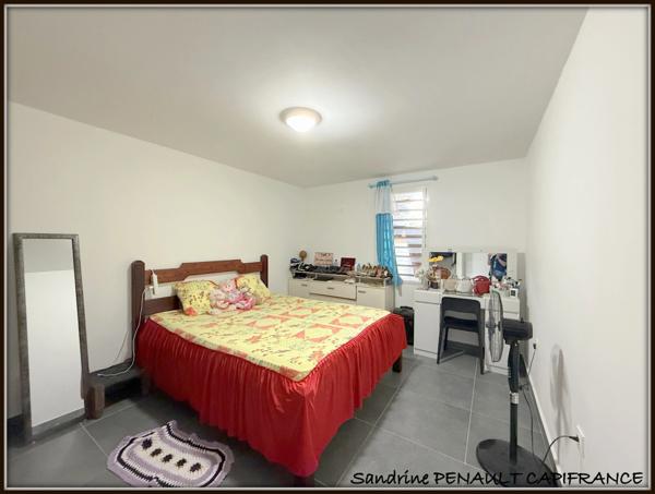 A VENDRE A KOUROU (97310) UNE MAGNIFIQUE VILLA T7 DE 246 m² - AVEC 2 APPARTEMENTS T2 - TERRAIN DE 345 m² - AU PRIX DE 599 000 €.