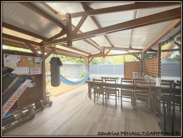 A VENDRE A KOUROU (97310) UNE MAGNIFIQUE VILLA T7 DE 246 m² - AVEC 2 APPARTEMENTS T2 - TERRAIN DE 345 m² - AU PRIX DE 599 000 €.