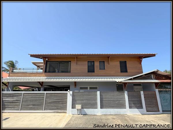 A VENDRE A KOUROU (97310) UNE MAGNIFIQUE VILLA T7 DE 246 m² - AVEC 2 APPARTEMENTS T2 - TERRAIN DE 345 m² - AU PRIX DE 599 000 €.