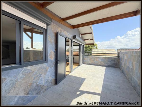 A VENDRE A KOUROU (97310) UNE MAGNIFIQUE VILLA T7 DE 246 m² - AVEC 2 APPARTEMENTS T2 - TERRAIN DE 345 m² - AU PRIX DE 599 000 €.