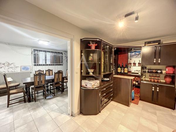 Maison de 220m² divisée en 4 appartements - 10 pièces