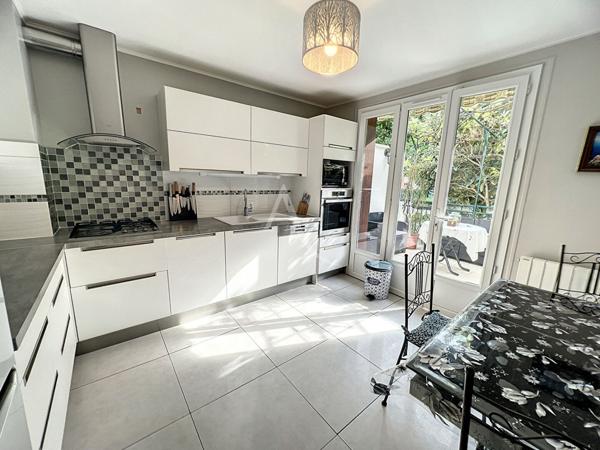 Maison de 220m² divisée en 4 appartements - 10 pièces