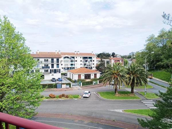 Tout à pieds à St jean de luz avec ce T3 /T4 traversant avec terrasse et doublé balcons