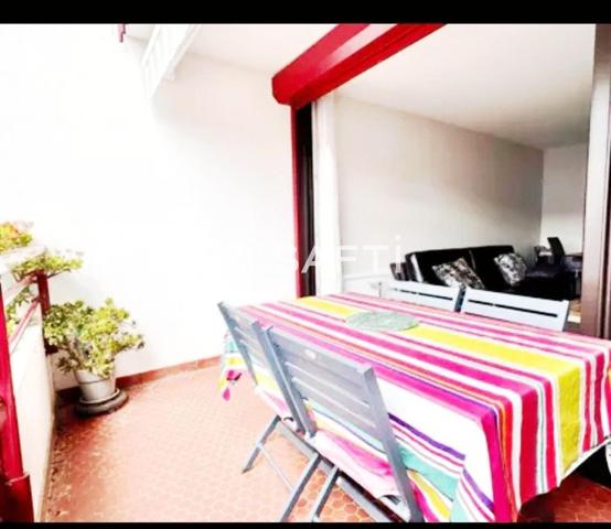 Tout à pieds à St jean de luz avec ce T3 /T4 traversant avec terrasse et doublé balcons