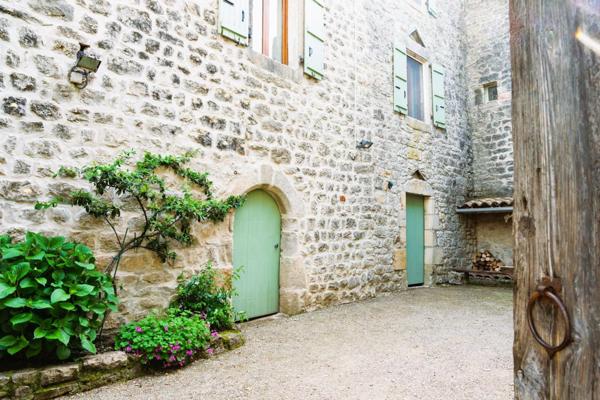07460 : Maison de village avec Patio et terrasses