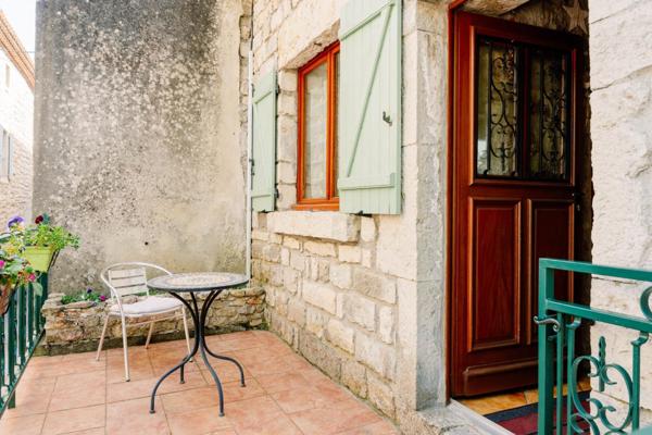 07460 : Maison de village avec Patio et terrasses