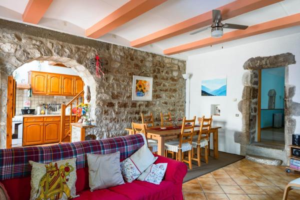 07460 : Maison de village avec Patio et terrasses