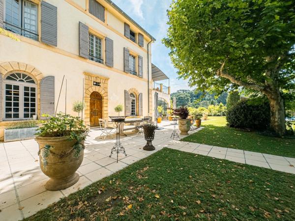 Bastide
                                                                                                                                                                                                                                                                                                                        11 pièce(s)                                                                                                                                                                                                          7 chambre(s)                                                                                                                                                                                                          300  m²