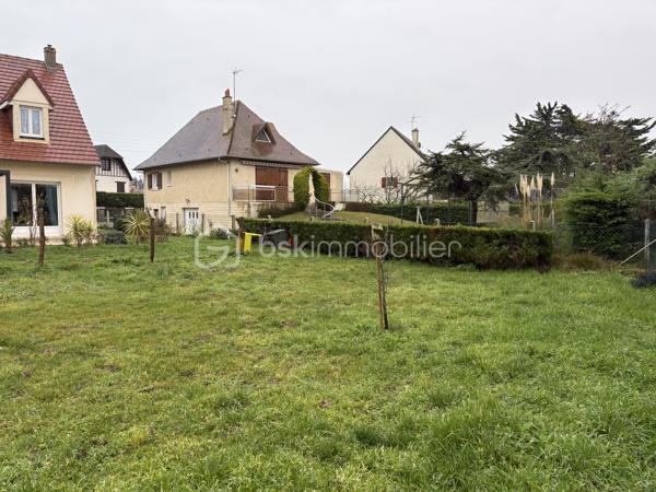 Situé dans le cadre d'une division de parcelle, le lot proposé bénéficie d'un environnement calme. 
* Ses atouts :
- exposition sud ouest, parfaite pour profiter du soleil toute la journée
- à deux pas des commerces
- environnement agréable, idéal pour une résidence principal ou secondaire 
- cadre de vie privilégié entre mer et services
- possibilité de résidence léger type chalet et possibilité de piscine enterré 

* On aime la localisation  : la plage à quelques minutes à pied, tout en bénéficiant d'un quartier calme et convivial au quotidien.

Ne manquez pas cette chance unique, contactez Véronique GUEZET pour plus d’informations.