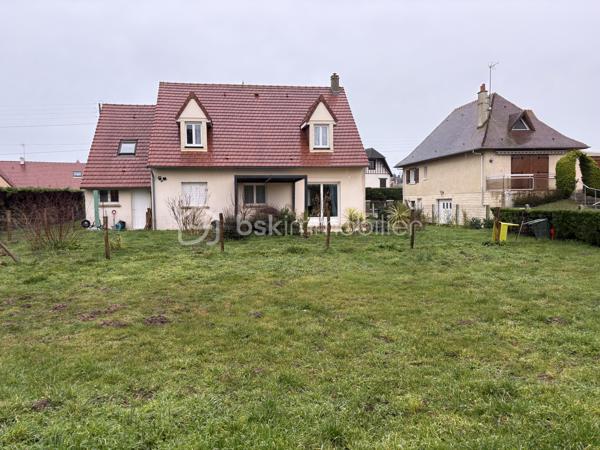Situé dans le cadre d'une division de parcelle, le lot proposé bénéficie d'un environnement calme. 
* Ses atouts :
- exposition sud ouest, parfaite pour profiter du soleil toute la journée
- à deux pas des commerces
- environnement agréable, idéal pour une résidence principal ou secondaire 
- cadre de vie privilégié entre mer et services
- possibilité de résidence léger type chalet et possibilité de piscine enterré 

* On aime la localisation  : la plage à quelques minutes à pied, tout en bénéficiant d'un quartier calme et convivial au quotidien.

Ne manquez pas cette chance unique, contactez Véronique GUEZET pour plus d’informations.