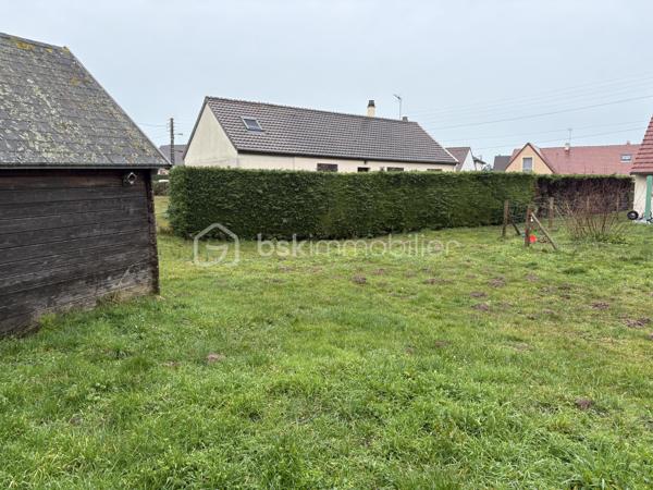 Situé dans le cadre d'une division de parcelle, le lot proposé bénéficie d'un environnement calme. 
* Ses atouts :
- exposition sud ouest, parfaite pour profiter du soleil toute la journée
- à deux pas des commerces
- environnement agréable, idéal pour une résidence principal ou secondaire 
- cadre de vie privilégié entre mer et services
- possibilité de résidence léger type chalet et possibilité de piscine enterré 

* On aime la localisation  : la plage à quelques minutes à pied, tout en bénéficiant d'un quartier calme et convivial au quotidien.

Ne manquez pas cette chance unique, contactez Véronique GUEZET pour plus d’informations.