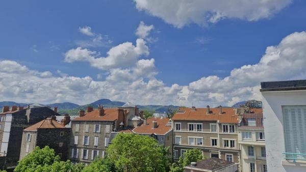 DERNIER ETAGE AVEC TERRASSE