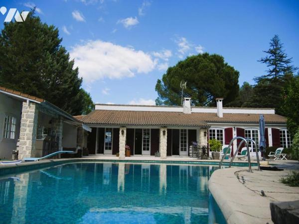 Villa traditionnelle avec belle  vue dégagée, piscine et dépendances dont un gîte
