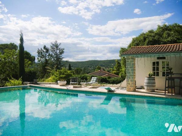 Villa traditionnelle avec belle  vue dégagée, piscine et dépendances dont un gîte