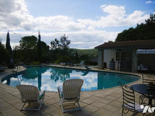 Villa traditionnelle avec belle  vue dégagée, piscine et dépendances dont un gîte