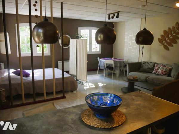 Villa traditionnelle avec belle  vue dégagée, piscine et dépendances dont un gîte