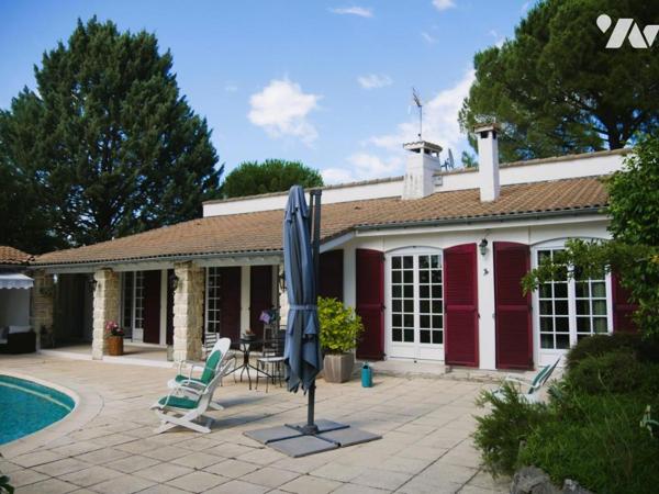 Villa traditionnelle avec belle  vue dégagée, piscine et dépendances dont un gîte