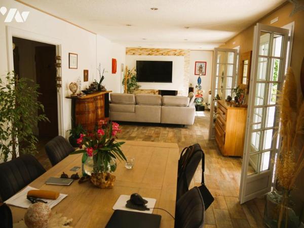 Villa traditionnelle avec belle  vue dégagée, piscine et dépendances dont un gîte