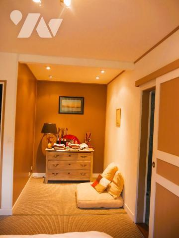 Villa traditionnelle avec belle  vue dégagée, piscine et dépendances dont un gîte