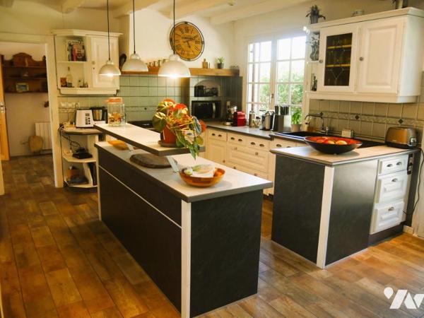 Villa traditionnelle avec belle  vue dégagée, piscine et dépendances dont un gîte