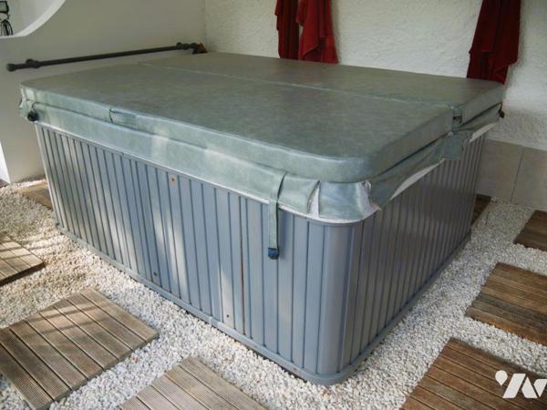 Villa traditionnelle avec belle  vue dégagée, piscine et dépendances dont un gîte