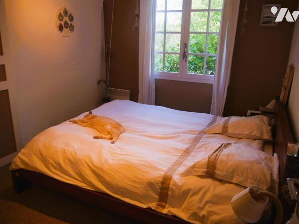 Villa traditionnelle avec belle  vue dégagée, piscine et dépendances dont un gîte