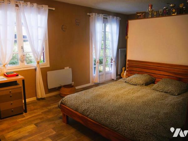 Villa traditionnelle avec belle  vue dégagée, piscine et dépendances dont un gîte