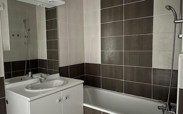 Appartement à vendre    2 pièces • 48 m2 Vénissieux