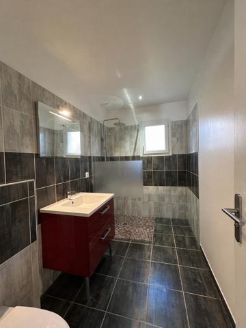 Exceptionnel ! Dans un lotissement calme, belle villa en excellent état de type 5 et de 119 m2, terrain 905 m Alzonne (11170)
