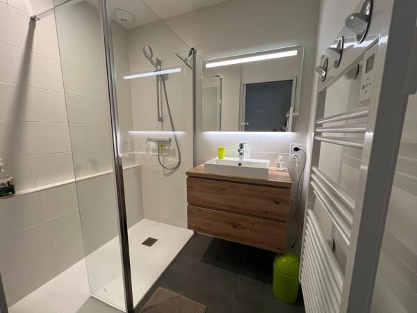 Maison bioclimatique et lumineuse avec piscine