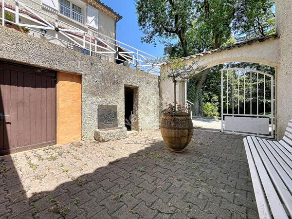 Ardèche : Propriété avec parc arboré de 4 500 m², piscine et logement indépendant
