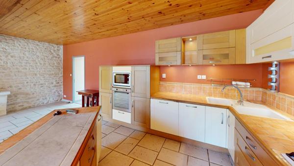 Charentaise avec dépendances et très grand jardin