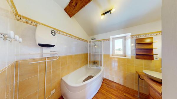 Charentaise avec dépendances et très grand jardin