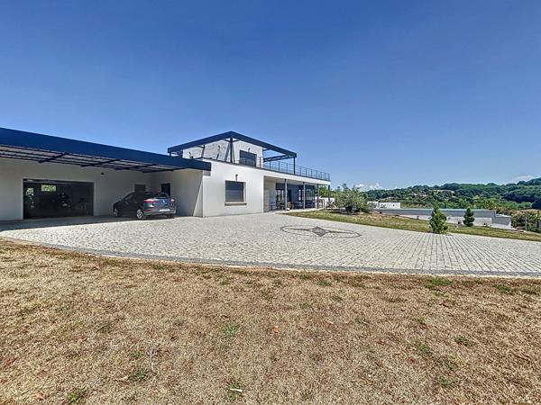 Villa de luxe à vendre proche Puybrun : Couloir de nage à débordement, Véranda avec SPA, cuisine d'été, PAC, Panneaux solaires, Vie de plain pied, Beaux volumes, vue imprenable, Matériaux haut de gamme.