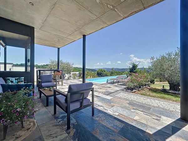 Villa de luxe à vendre proche Puybrun : Couloir de nage à débordement, Véranda avec SPA, cuisine d'été, PAC, Panneaux solaires, Vie de plain pied, Beaux volumes, vue imprenable, Matériaux haut de gamme.