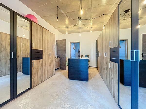 Villa de luxe à vendre proche Puybrun : Couloir de nage à débordement, Véranda avec SPA, cuisine d'été, PAC, Panneaux solaires, Vie de plain pied, Beaux volumes, vue imprenable, Matériaux haut de gamme.