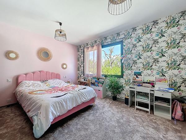 Villa de luxe à vendre proche Puybrun : Couloir de nage à débordement, Véranda avec SPA, cuisine d'été, PAC, Panneaux solaires, Vie de plain pied, Beaux volumes, vue imprenable, Matériaux haut de gamme.