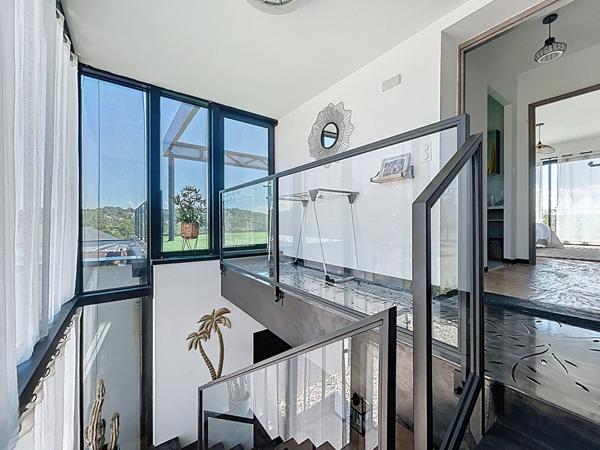 Villa de luxe à vendre proche Puybrun : Couloir de nage à débordement, Véranda avec SPA, cuisine d'été, PAC, Panneaux solaires, Vie de plain pied, Beaux volumes, vue imprenable, Matériaux haut de gamme.