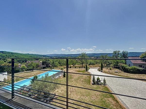 Villa de luxe à vendre proche Puybrun : Couloir de nage à débordement, Véranda avec SPA, cuisine d'été, PAC, Panneaux solaires, Vie de plain pied, Beaux volumes, vue imprenable, Matériaux haut de gamme.